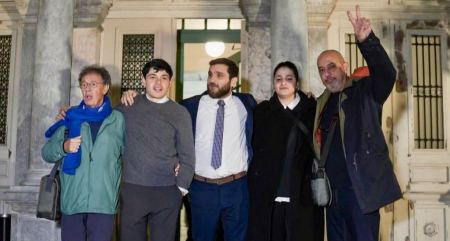 براءة المقدسي إيهاب العبّاسي و23 عاملًا إنسانيًا في جزيرة ليسفوس بعد 8 سنوات من الملاحقة القضائية